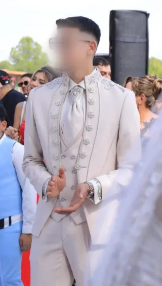 Traje de Novio Beige con Bordado Plateado