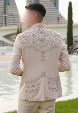 Traje de Novio Beige con Bordado Plateado