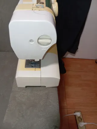 Máquina de coser AEG