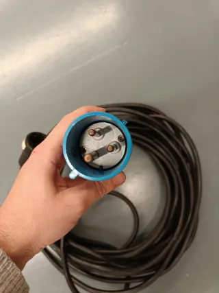 Cable de extensión negro con conector azul
