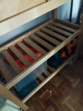 Camarera madera clara casi nueva de Ikea