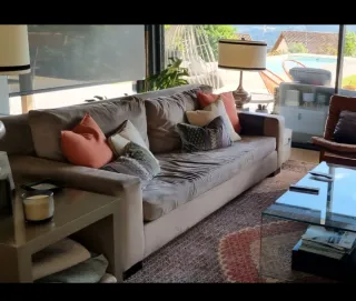 Sofá de 4 plazas en tela gris