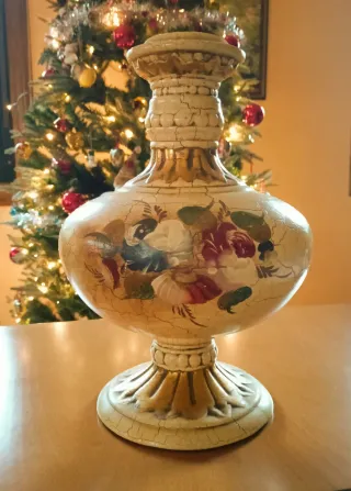 Jarrón de cerámica pintado a mano.