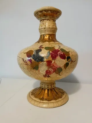 Jarrón de cerámica pintado a mano.