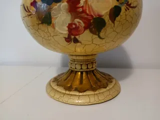 Jarrón de cerámica pintado a mano.