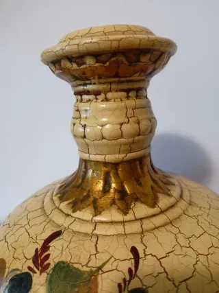 Jarrón de cerámica pintado a mano.