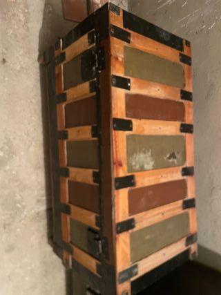 Baúl antiguo de madera y metal