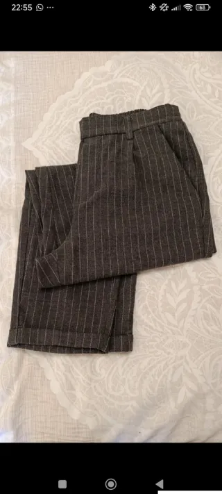 Pantalón de vestir Stradiwarius gris