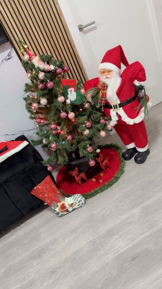Árbol de Navidad con Papá Noel grande