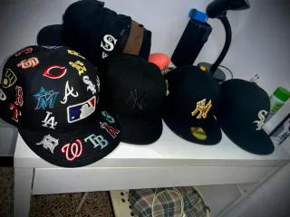 4 Gorras diferentes en buen estado MLB multicolor