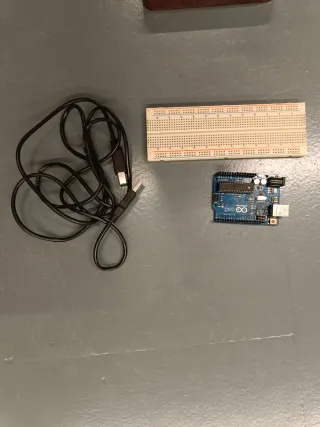 Arduino Uno con Cable USB y Protoboard