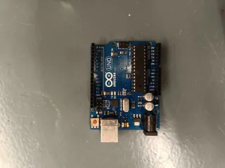 Arduino Uno con Cable USB y Protoboard