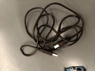 Arduino Uno con Cable USB y Protoboard