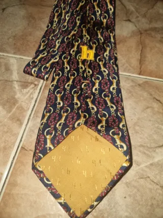 Corbata azul y dorada con diseño