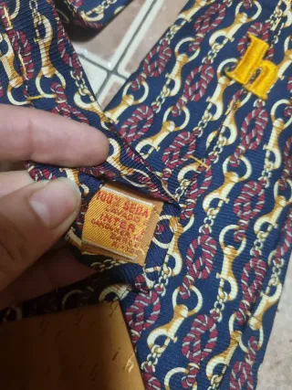 Corbata azul y dorada con diseño