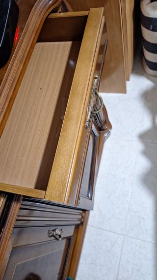 Mueble de madera maciza