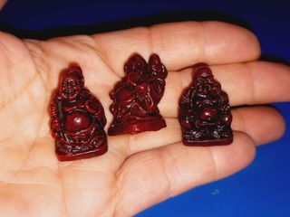 Três mini estatuetas de Buda Risonho