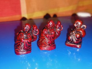 Três mini estatuetas de Buda Risonho