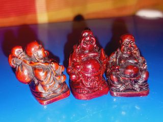 Três mini estatuetas de Buda Risonho