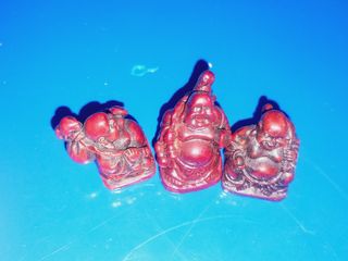 Três mini estatuetas de Buda Risonho