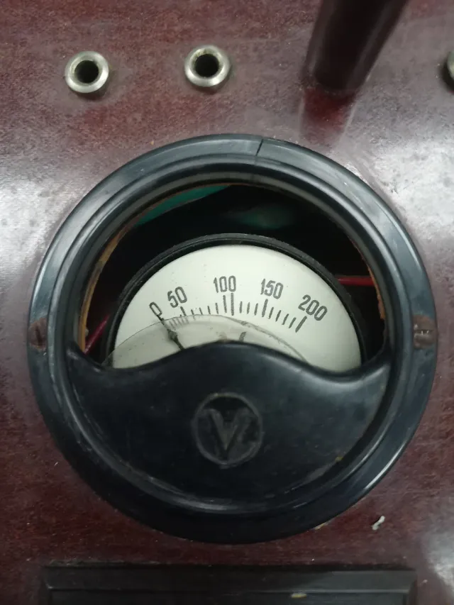 Antiguo transformador alimentador de corriente