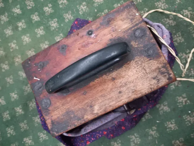 Antiguo transformador alimentador de corriente