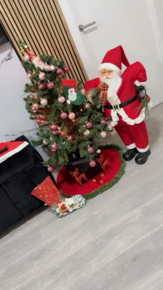 Árbol de Navidad con Papá Noel grande