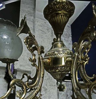 Lámpara de araña antigua dorada