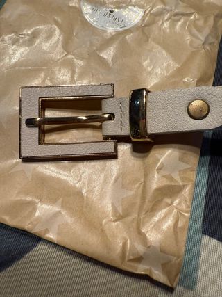 Cinturón mujer beige con hebilla dorada