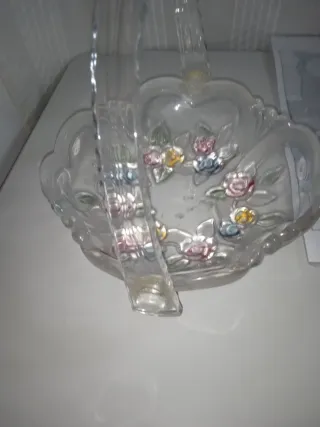 Cesta de cristal decorada con flores