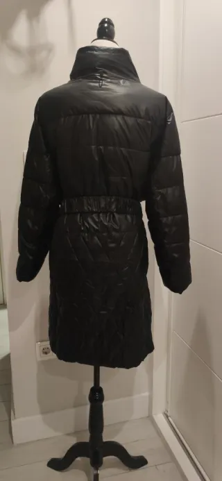 Abrigo acolchado negro con cinturón