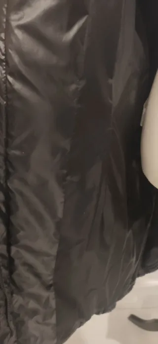 Abrigo acolchado negro con cinturón