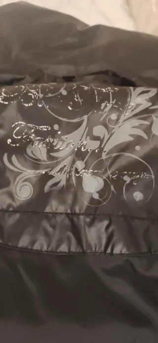 Abrigo acolchado negro con cinturón