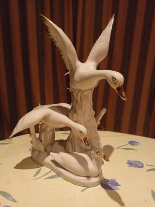 Figura de porcelana de cisnes