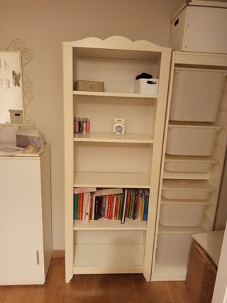 Estantería blanca con fondo de papel