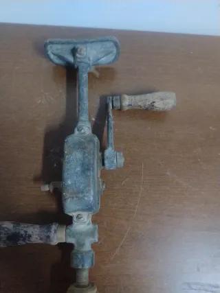 Antiguo taladro de mano manual
