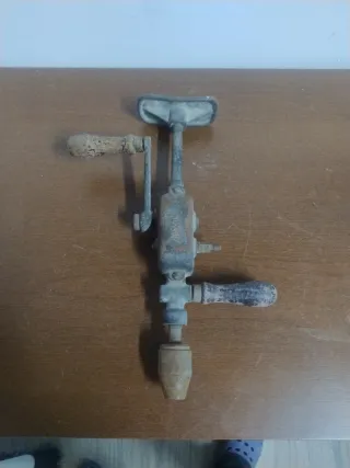 Antiguo taladro de mano manual