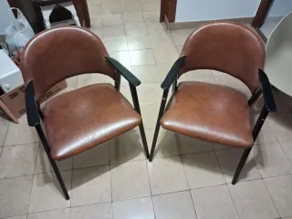 Juego de 2 Sillas Marrones con Brazos