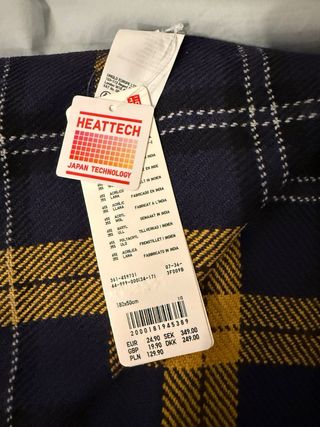 Bufanda Uniqlo cuadros negro y beige