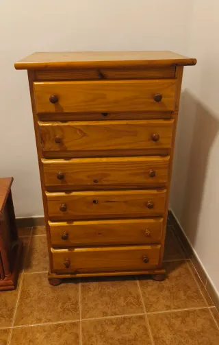 Cómoda vertical de madera maciza