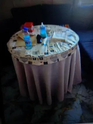 Mesa redonda con mantel estampado