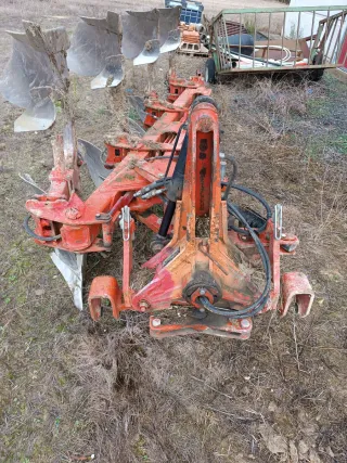 Arado cuatrisurco Gregorie Besson