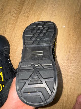 Zapatos de seguridad negros y amarillos