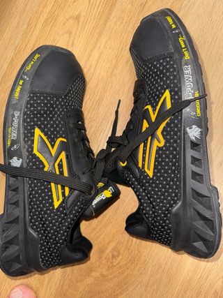 Zapatos de seguridad negros y amarillos