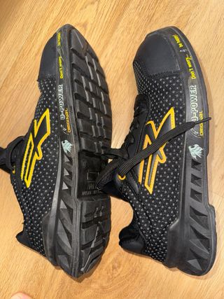 Zapatos de seguridad negros y amarillos