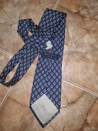 Corbata azul con estampado blanco