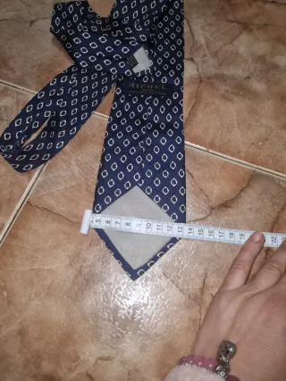 Corbata azul con estampado blanco