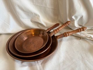 Set di padelle in rame e legno