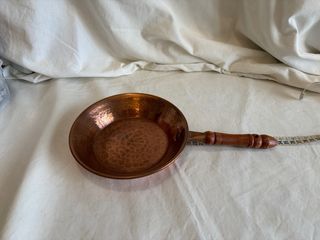 Set di padelle in rame e legno