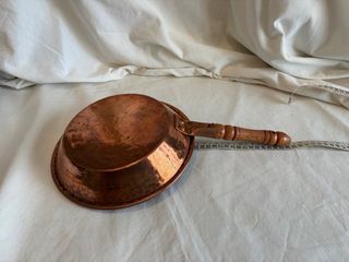 Set di padelle in rame e legno